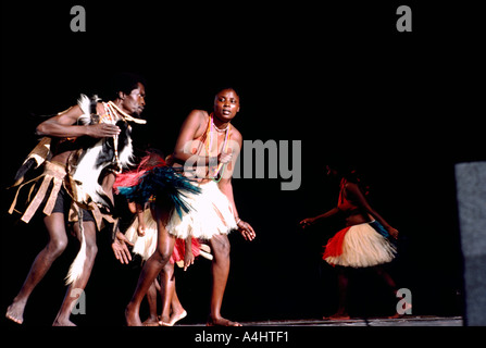 Les danseurs africains de Côte d'Ivoire (Ivory Coast) en Afrique de l'exécution d'une danse traditionnelle en costume sur scène Banque D'Images