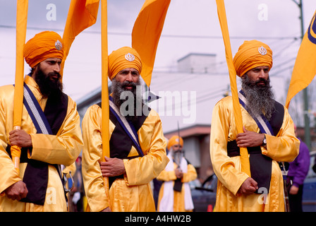 Le Vaisakhi Festival, Vancouver, BC - Colombie-Britannique, Canada - Les hommes sikhs marchant avec des bannières dans les Sikhs indiens de l'Est Parade Banque D'Images