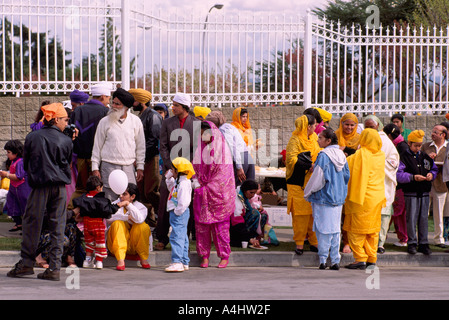 Le Vaisakhi Festival, Vancouver, BC - Colombie-Britannique, Canada - familles sikhs et les spectateurs à regarder les Sikhs indiens de l'Est Parade Banque D'Images