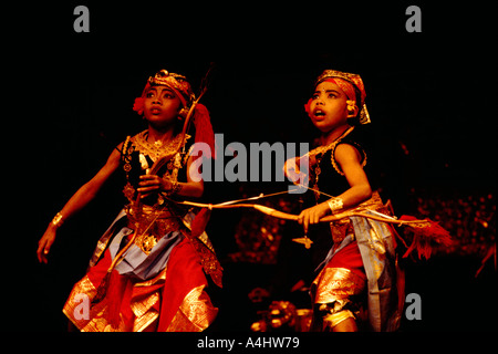 Les jeunes enfants balinais Tir Tir à l'arc et flèche en spectacle de danse et de porter le costume traditionnel de l'Indonésie Banque D'Images