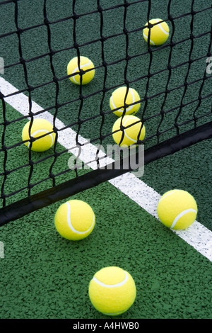 Huit balles de tennis sur le court Banque D'Images