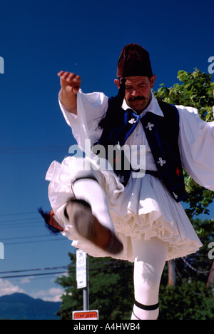 Une danseuse de danse grecque La Grèce un spectacle de danse traditionnelle sur scène en plein air - homme en costume ethnique Banque D'Images