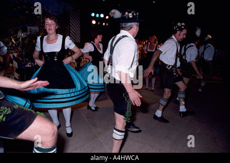 Danseurs bavarois en robe ethnique effectuer une danse traditionnelle bavaroise dans British Columbia Canada Banque D'Images