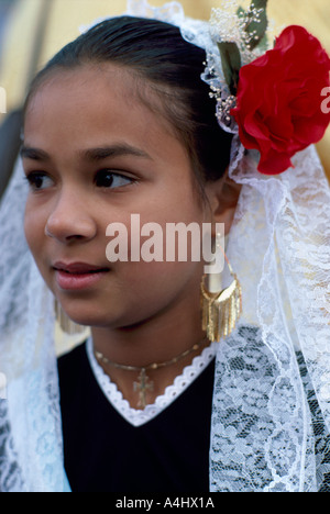 Une jeune fille espagnole en costume traditionnel en Colombie-Britannique Canada Banque D'Images