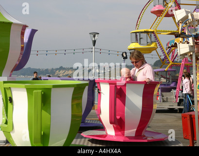 Mère et bébé au parc d'ride Banque D'Images