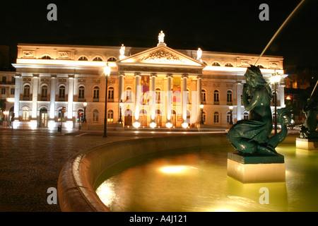 Théâtre National D. Maria II à Lisbonne Portugal par nuit Banque D'Images