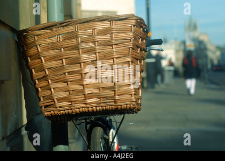 Un vélo avec un panier en rotin traditionnels à Cambridge en Angleterre Banque D'Images