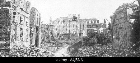 La ville en ruines et clocher de l'église d'Albert, Somme, France, 22 août 1918. Artiste : Inconnu Banque D'Images