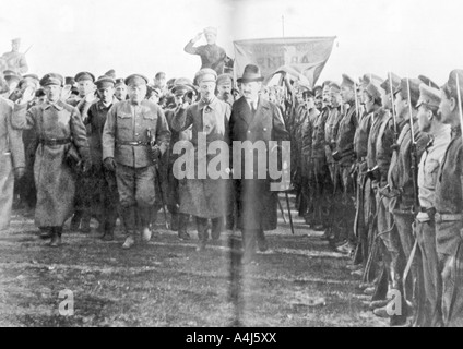 Léon Trotsky, Commissaire du Peuple de la guerre, la revue des troupes de l'Armée Rouge à Moscou, Russie, 1918. Artiste : Inconnu Banque D'Images