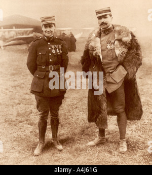 Le lieutenant et le capitaine Georges Guynemer Felix Brocard, pilotes de chasse français, 5 février 1916. Artiste : Inconnu Banque D'Images