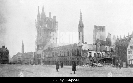 Le beffroi et Halle aux Draps d'Ypres, Belgique, 24 novembre 1914. Artiste : Inconnu Banque D'Images