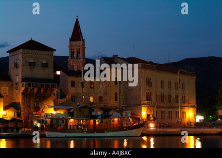 Front de mer au crépuscule dans Riva Trogir, sur la côte dalmate de la Croatie Banque D'Images