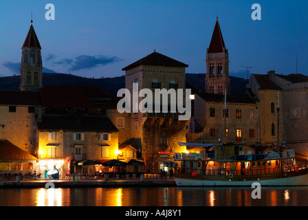 Front de mer au crépuscule dans Riva Trogir, sur la côte dalmate de la Croatie Banque D'Images