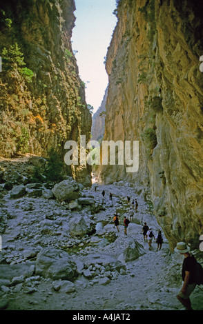 Les gens qui marchent dans les gorges de Samaria, Crète, Grèce Banque D'Images