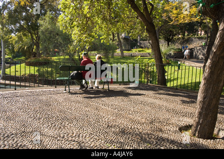 Couple contemplating dans Quinta Vigia, parc entre l'Avenida do Infante et l'Avenida Sá Carneiro, Funchal, Madeira, Portugal Banque D'Images