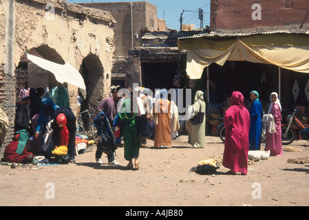 Les marchés de la médina avec les vendeurs et les acheteurs en vêtements traditionnels, Marrakech, Maroc, Afrique centrale Banque D'Images