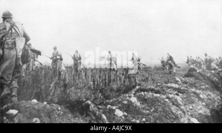 Les Français lancent leur offensive, 2e bataille de Champagne, France, 25 septembre 1915. Artiste : Inconnu Banque D'Images