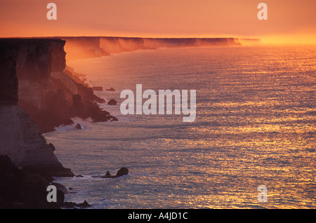 Falaises de calcaire érodé Bunda Grande Baie australienne de la côte sud de l'Australie avec golden spray rétroéclairé au lever du soleil Banque D'Images