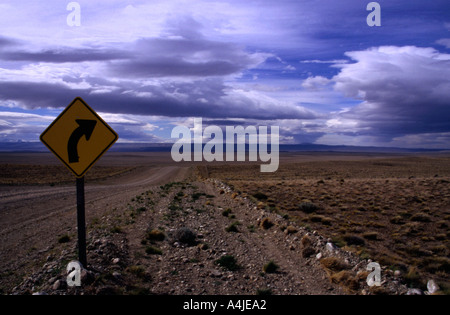 La Patagonie argentine 16 Déc 03 coude de road en approche sur Posadas off Ruta 40 Santa Cruz Banque D'Images