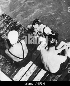 Le Prince de Galles avec des amis sur un radeau, le Riviera, c1930s. Artiste : Inconnu Banque D'Images