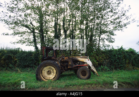 Brûlé le tracteur sur la route dans le comté de Dorset, Angleterre, Royaume-Uni Banque D'Images
