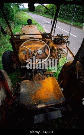 Brûlé le tracteur sur la route dans le comté de Dorset, Angleterre, Royaume-Uni Banque D'Images