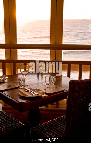 Table à manger au coucher du soleil dans un restaurant à l'ouest de l'Australie Perth Plage Cottlesloe Banque D'Images