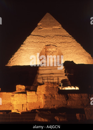 L'ancienne pyramide de Khafré et le grand sphinx de Gizeh la nuit, Gizeh, gouvernorat de Guizeh, République de l'Égypte Banque D'Images