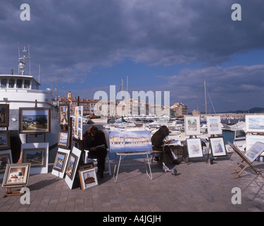 Décrochage de l'art sur quai, port de Saint-Tropez, Saint-Tropez, Var, Provence-Alpes-Côte d'Azur, France Banque D'Images