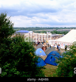 Des gens, des tentes marquis en été sur le site de camping de la ferme digne au Festival Glastonbury dans Somerset Angleterre KATHY DEWITT Banque D'Images
