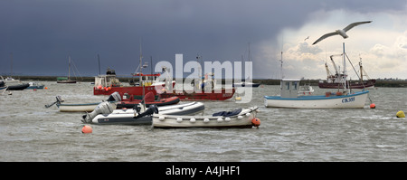 La pluie lointain se rapproche de bateaux amarrés à West Mersea près de Colchester Essex Banque D'Images