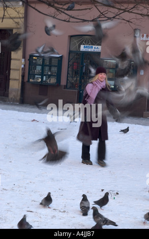 Fille danse avec pigens à Krakow (Cracovie) sur la rue couverte de neige, quoter juif, Cracovie, Pologne, Europe Banque D'Images