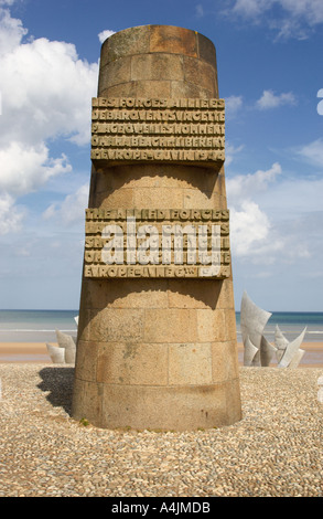 Mémorial du Débarquement à Omaha Beach, Normandie, France - avec les Braves sculpture derrière Banque D'Images