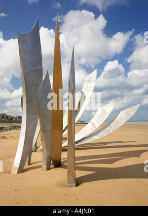 Les Braves D Jour World War 2 sculpture à Omaha Beach, Normandie, France, Europe Banque D'Images