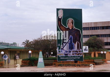 Affiche de Muhammar Kadhafi en Libye Benghasi Al Banque D'Images