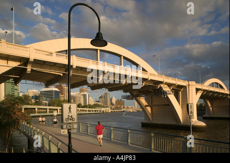 Les coureurs et marcheurs sur la rivière à pied le long de la Brisbane River. Banque D'Images