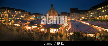 Le marché de Noël à Nuremberg avec la Frauenkirche Hauptmarkt derrière. Banque D'Images