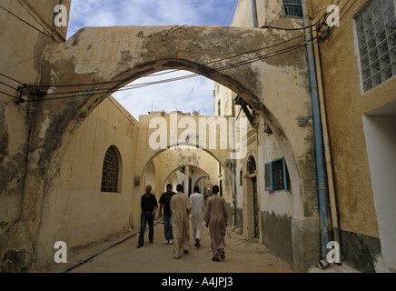 Les hommes de marcher dans une rue de la Médina de Tripoli, Libye Banque D'Images