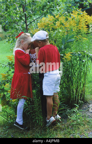 Garçon et fille à la boîte aux lettres résident dans le chemin de campagne en Suède Banque D'Images