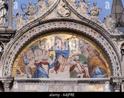 Venise, Vénétie, Italie. Basilica di San Marco (la Basilique Saint Marc) au-dessus de la mosaïque du 3e portail sur Façade Ouest Banque D'Images