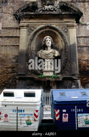 Rome. L'Italie. Bacs de recyclage se tiennent contre un énorme buste dans le mur d'Aurélien. Banque D'Images