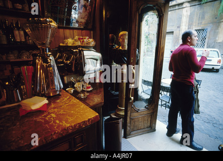 Rome. L'Italie. Homme qui fume, l'Antico Caffe della Pace aka Bar della Pace. Banque D'Images