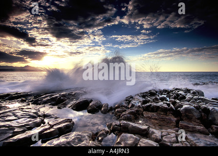 Paysage magnifique, paysage marin lever du soleil, coucher de soleil avec des vagues se brisant sur les rochers. Bien briser les nuages. Banque D'Images