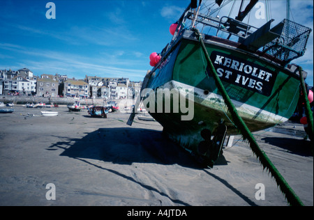 Bateau de pêche amarré à marée basse St Ives Cornwall england uk Grande-bretagne europe eu Banque D'Images