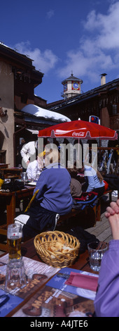 Station de ski en plein air au restaurant Belle Plagne Village de Savoie Banque D'Images