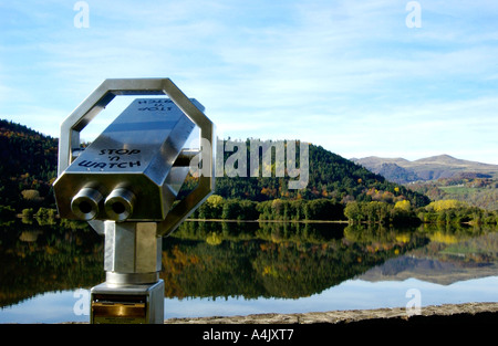 Jumelles au Lac Chambon en automne. Puy de Dôme. Auvergne France. Banque D'Images