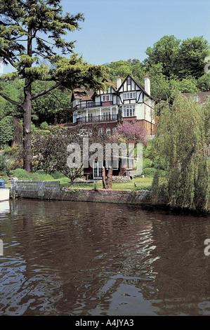 Maisons sur la tamise à Marsh Lock Banque D'Images