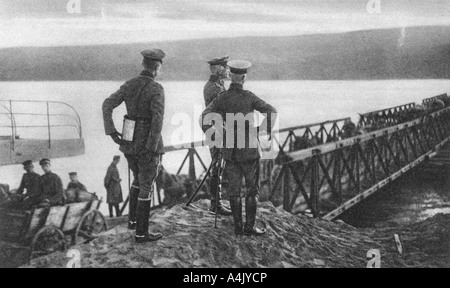 L'armée de Mackensen traversant la rivière du Danube, en Roumanie, la Première Guerre mondiale, 1916. Artiste : Inconnu Banque D'Images