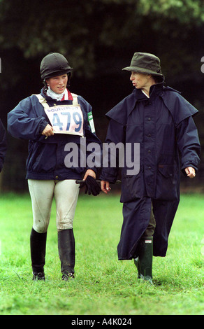 ZARA PHILLIPS AVEC SA MÈRE LA PRINCESSE ANNE APRÈS AVOIR TERMINÉ L'ÉVÉNEMENT DE SKI DE FOND À UN ÉVÉNEMENT HORSE TRIALS À GATCOMBE DANS GLOU Banque D'Images