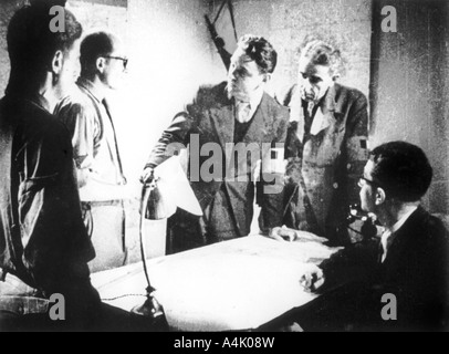 Les membres de la résistance française dans les catacombes, Place Denfert-Rochereau, Paris, août 1944. Artiste : Inconnu Banque D'Images